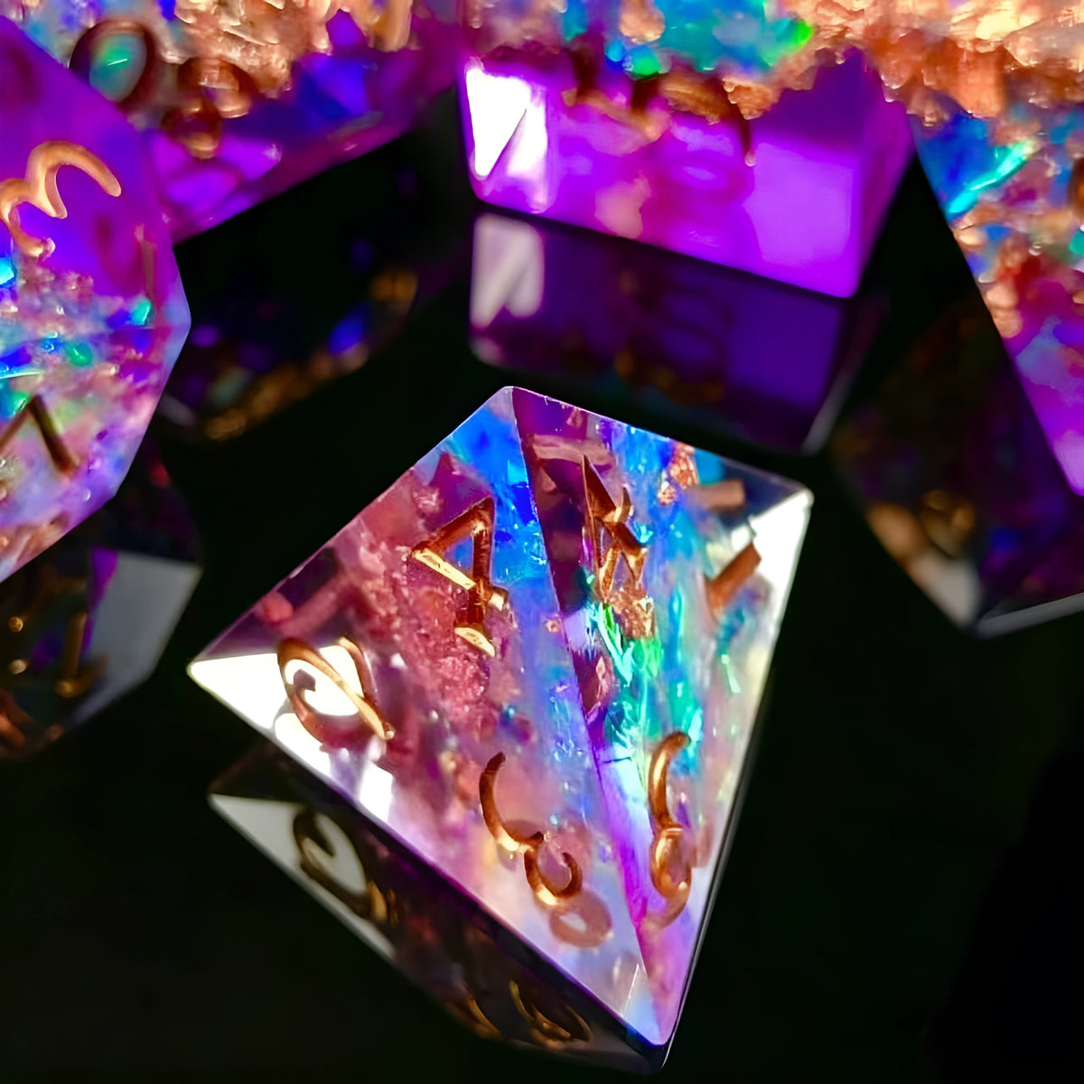 Unbescheidene Noblesse – Golden Mix D&D Würfelset